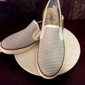 Tommy Bahamas women’s blue striped boat shoes size 8.5 NARROW